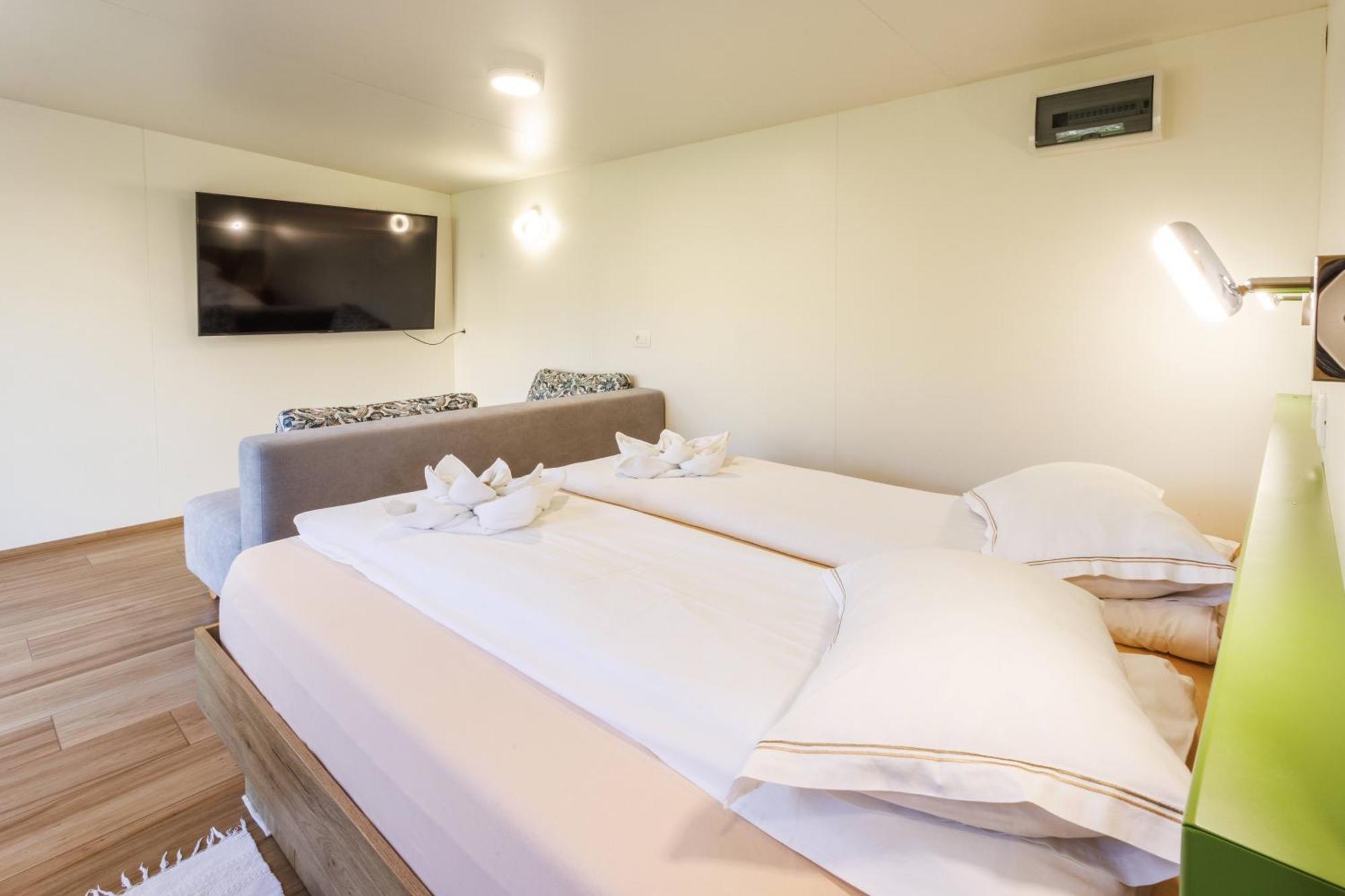 Mobile House Vegov Hram Hotel Dol pri Ljubljani ภายนอก รูปภาพ