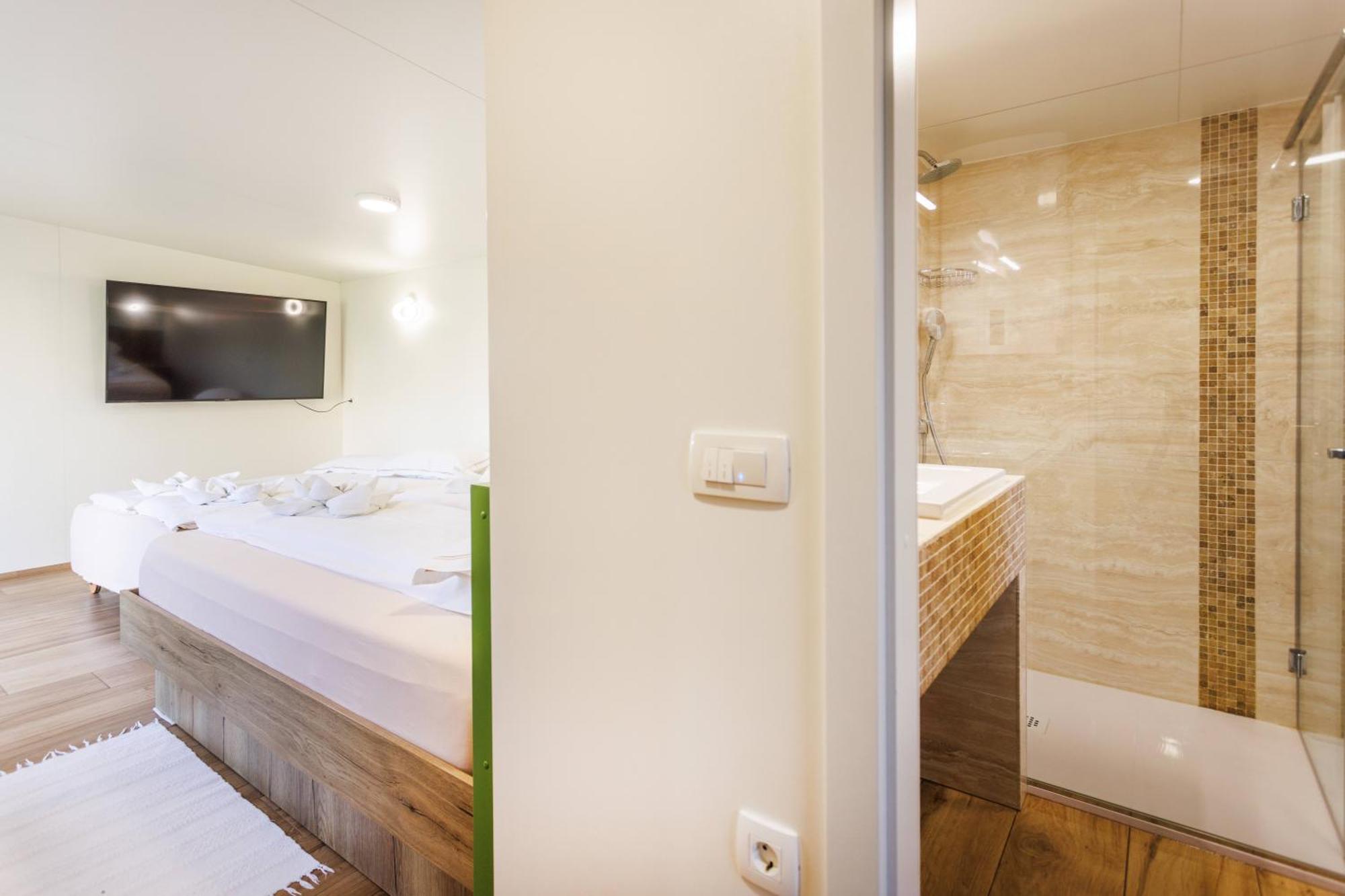 Mobile House Vegov Hram Hotel Dol pri Ljubljani ภายนอก รูปภาพ